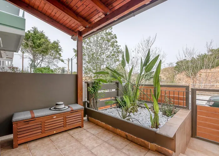 Modern 2 With A Yard Apartment *