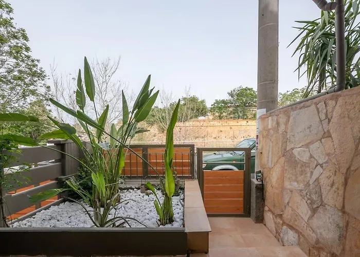 Διαμέρισμα Modern 2 With A Yard