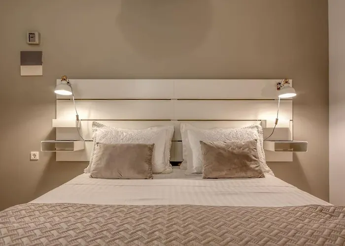 Modern 2 With A Yard Διαμέρισμα *